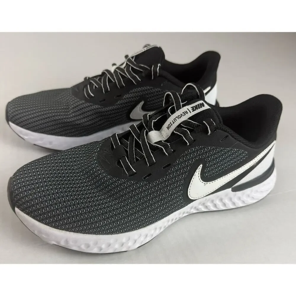 Nike Revolution Size 7 Women's Pre-Owned - Excellent Condition